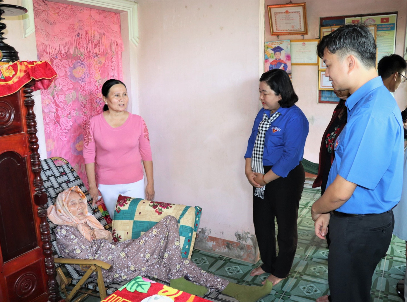 Bí thư T.Ư Đoàn, Chủ tịch T.Ư Hội Sinh viên Việt Nam Nguyễn Minh Triết cùng Bí Thư Tỉnh Đoàn Bến Tre Lâm Như Quỳnh thăm Mẹ Việt Nam Anh hùng tại huyện Giồng Trôm. Ảnh: TĐ BT. Bí thư T.Ư Đoàn, Chủ tịch T.Ư Hội Sinh viên Việt Nam Nguyễn Minh Triết cùng Bí Thư Tỉnh Đoàn Bến Tre Lâm Như Quỳnh thăm Mẹ Việt Nam Anh hùng tại huyện Giồng Trôm. Ảnh: TĐ BT.