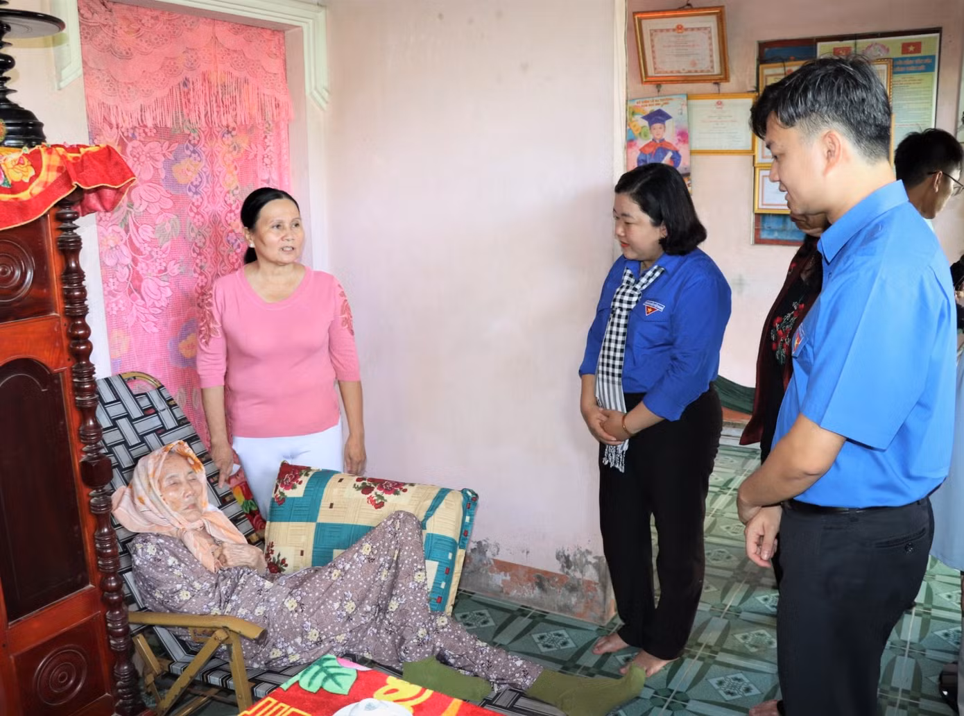 Bí thư T.Ư Đoàn, Chủ tịch T.Ư Hội Sinh viên Việt Nam Nguyễn Minh Triết cùng Bí Thư Tỉnh Đoàn Bến Tre Lâm Như Quỳnh thăm Mẹ Việt Nam Anh hùng tại huyện Giồng Trôm. Ảnh: TĐ BT.