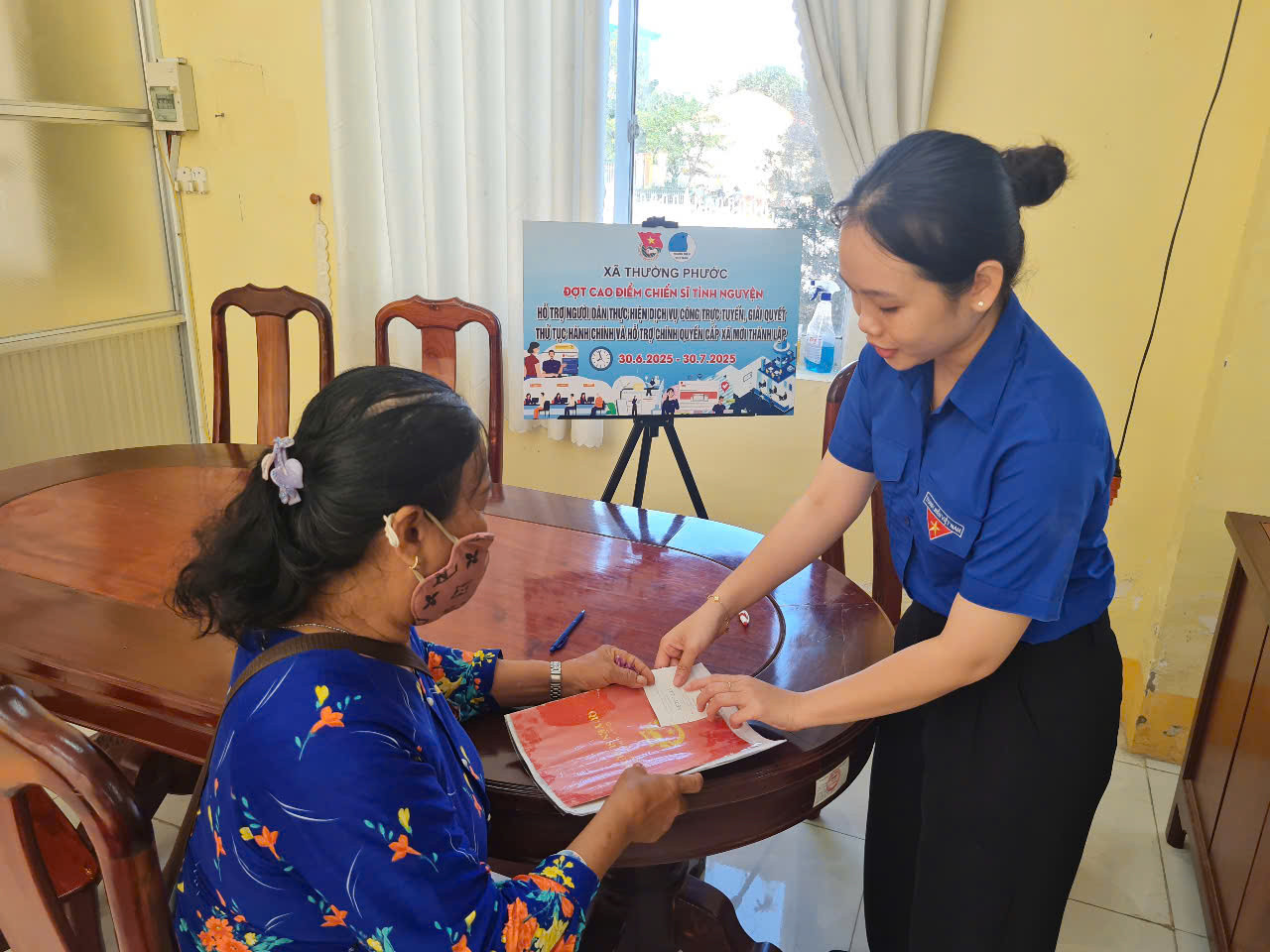 Đoàn viên thanh niên xã Thường Phước hỗ trợ người dân làm thủ tục hành chính.