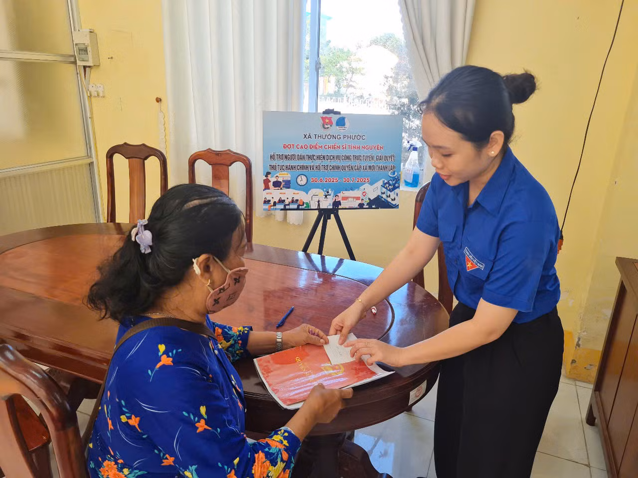Đoàn viên thanh niên xã Thường Phước hỗ trợ người dân làm thủ tục hành chính.