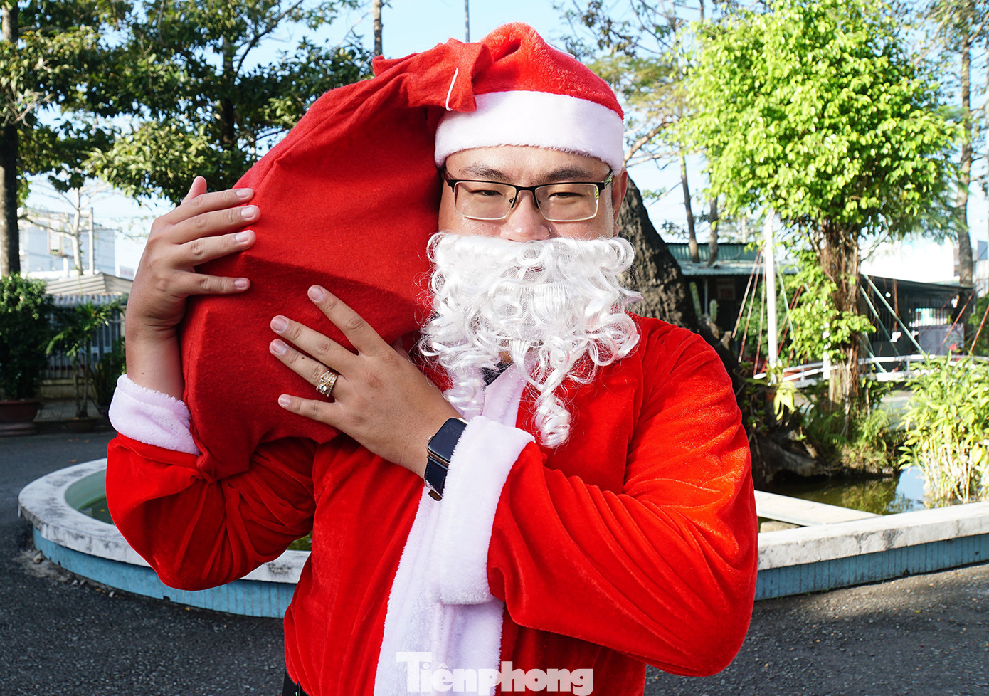 Chương trình trao tặng 95 phần quà cho bệnh nhân, thiếu nhi đang điều trị tại Bệnh viện Huyết học và Truyền máu thành phố Cần Thơ. Trong ảnh là một thành viên chương trình trong vai ông già Noel đến tặng quà cho các bệnh nhi. Ảnh: Hòa Hội