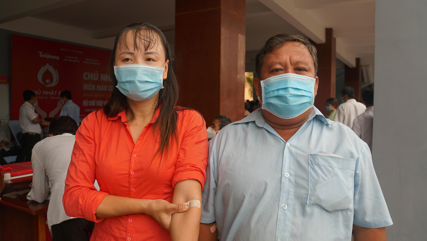 Thầy Nguyễn Cà Thông cùng vợ là chị Lê Thị Kim Liên.