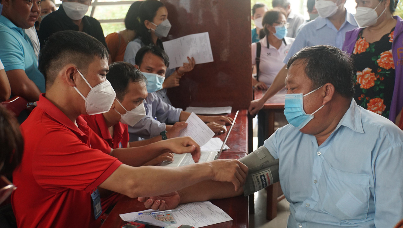 Thầy Nguyễn Cà Thông tham gia hiến máu