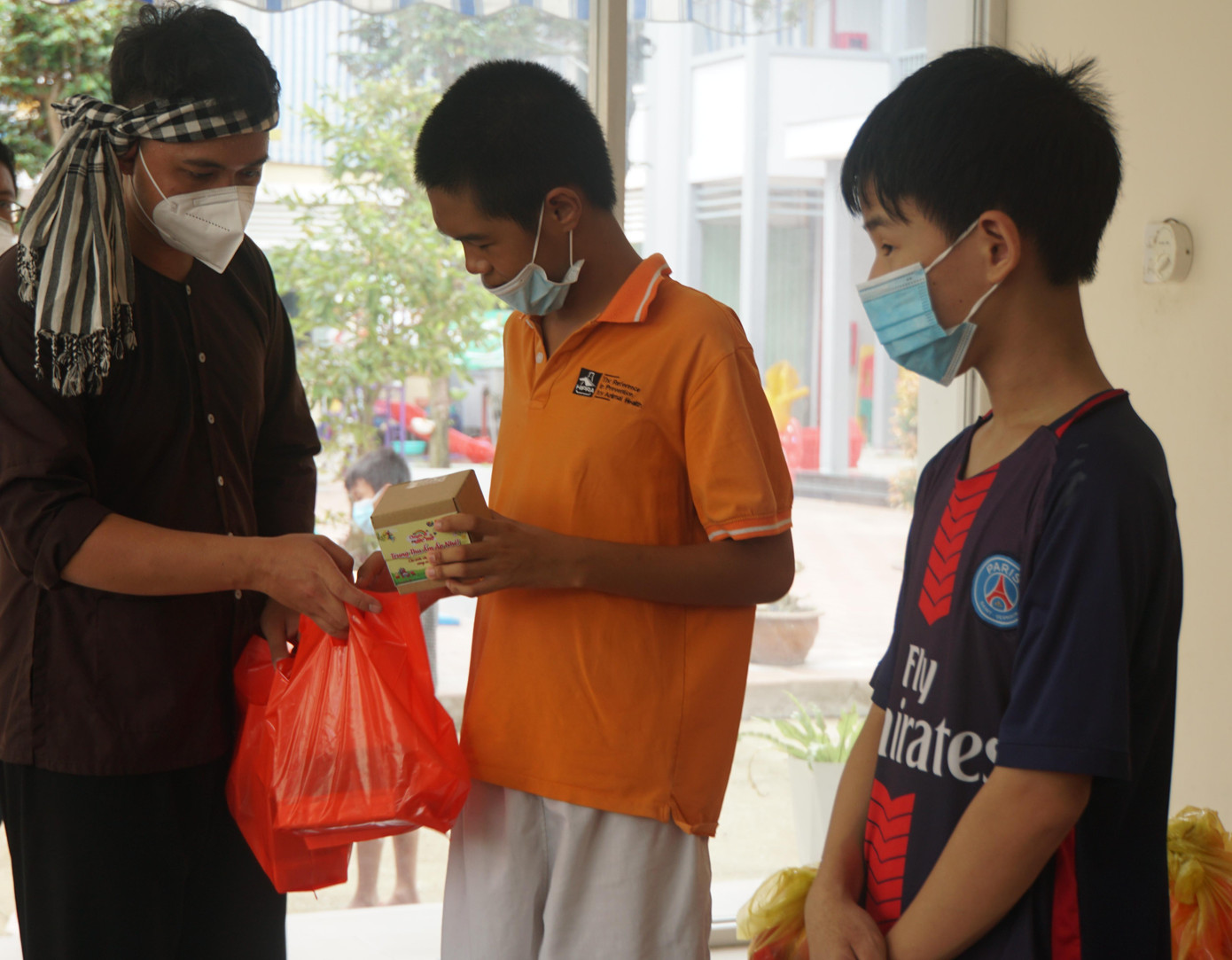 'Chú cuôi' tặng quà cho trẻ em vui trung thu.- Ảnh: Hòa Hội 'Chú cuôi' tặng quà cho trẻ em vui trung thu.- Ảnh: Hòa Hội