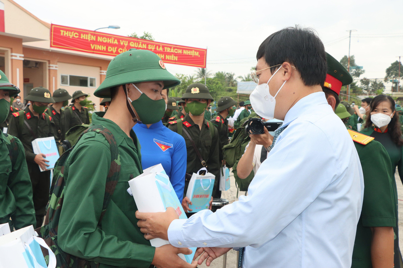 Tại Đồng Tháp, đồng loạt 12 huyện, thành phố trong tỉnh tổ chức Lễ giao nhận quân năm 2022. Tại Ban Chỉ huy Quân sự huyện Thanh Bình có sự tham dự của Đại tá Nguyễn Chí Linh - Phó Tham mưu trưởng Quân khu 9, ông Lê Quốc Phong - Bí thư Tỉnh uỷ, ông Phạm Thiện Nghĩa - Chủ tịch Uỷ ban nhân dân tỉnh/Chủ tịch Hội đồng Nghĩa vụ quân sự tỉnh. - Ảnh: Văn Khương