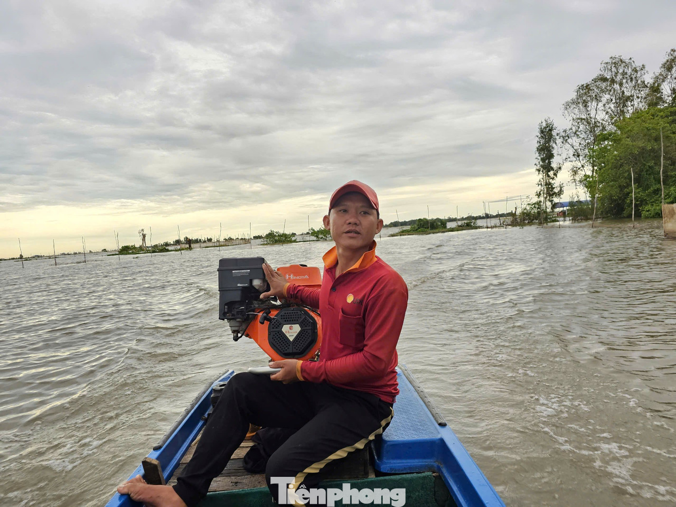 Khoảng 9h, cả nhóm tỏa đi thăm lưới đến tầm 15h mới xong, sau đó đem cá về các chợ nổi mới lập nên từ đầu mùa nước để nhập cho thương lái, đến tầm 16h mới xong việc. Ảnh: Hòa Hội.