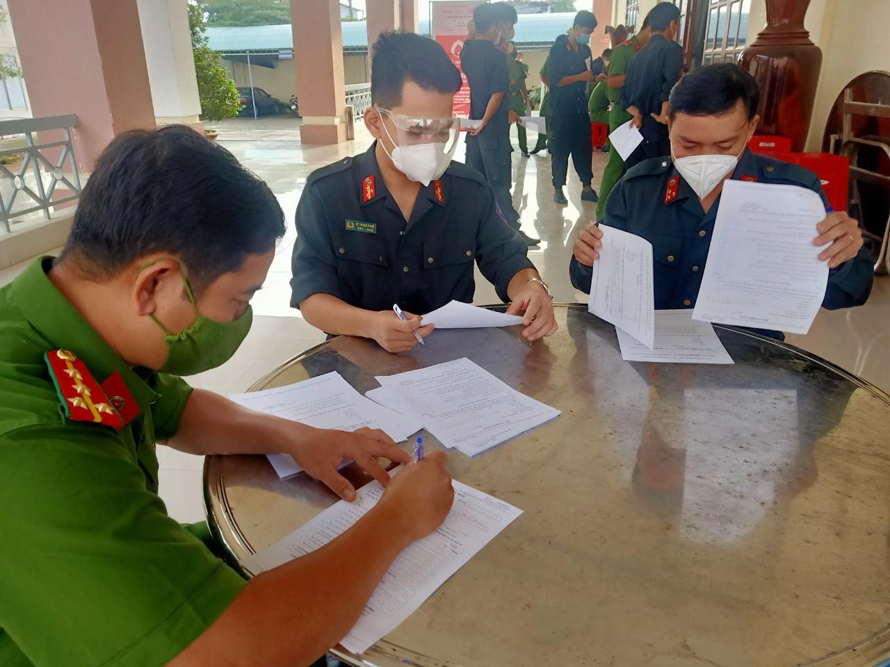 Cán bộ, chiến sĩ đăng ký tham gia hiến máu tình nguyện Cán bộ, chiến sĩ đăng ký tham gia hiến máu tình nguyện