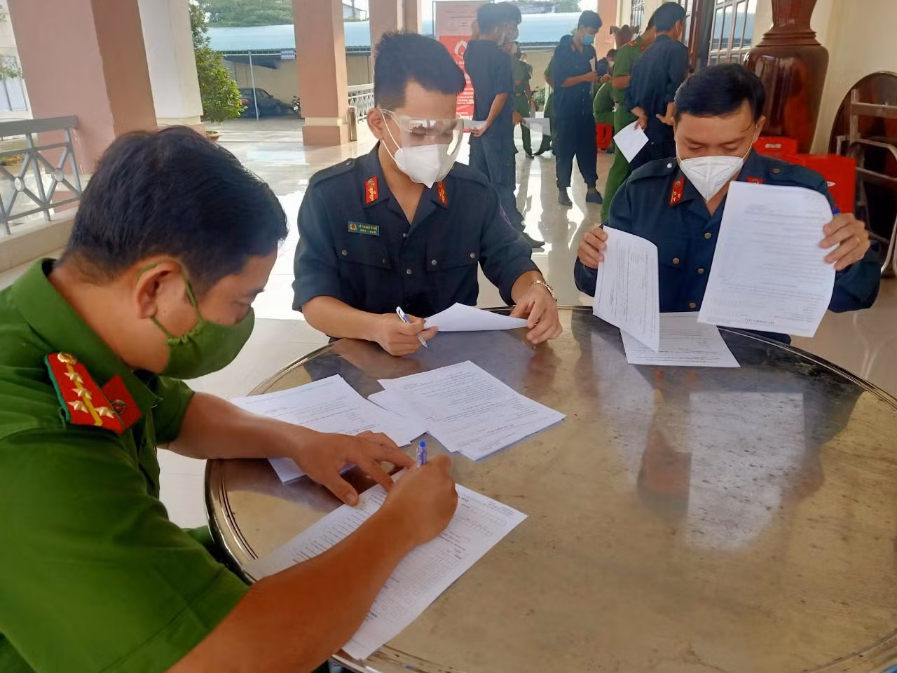 Cán bộ, chiến sĩ đăng ký tham gia hiến máu tình nguyện Cán bộ, chiến sĩ đăng ký tham gia hiến máu tình nguyện
