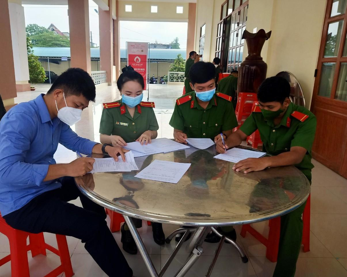 Cán bộ, chiến sĩ đăng ký tham gia hiến máu tình nguyện Cán bộ, chiến sĩ đăng ký tham gia hiến máu tình nguyện