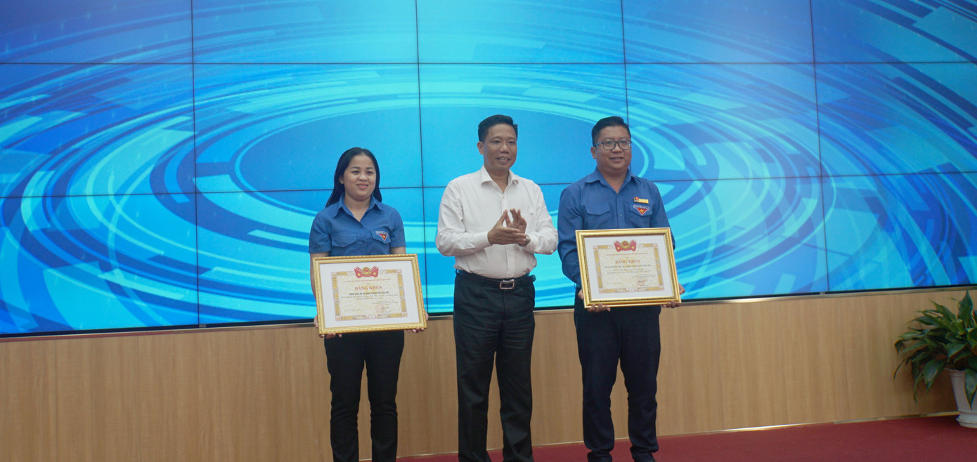 Ông Nguyễn Thực Hiện, Phó Chủ tịch UBND TP Cần Thơ trao tặng bằng khen của Trung ương Đoàn cho lãnh đạo Thành Đoàn Cần Thơ.