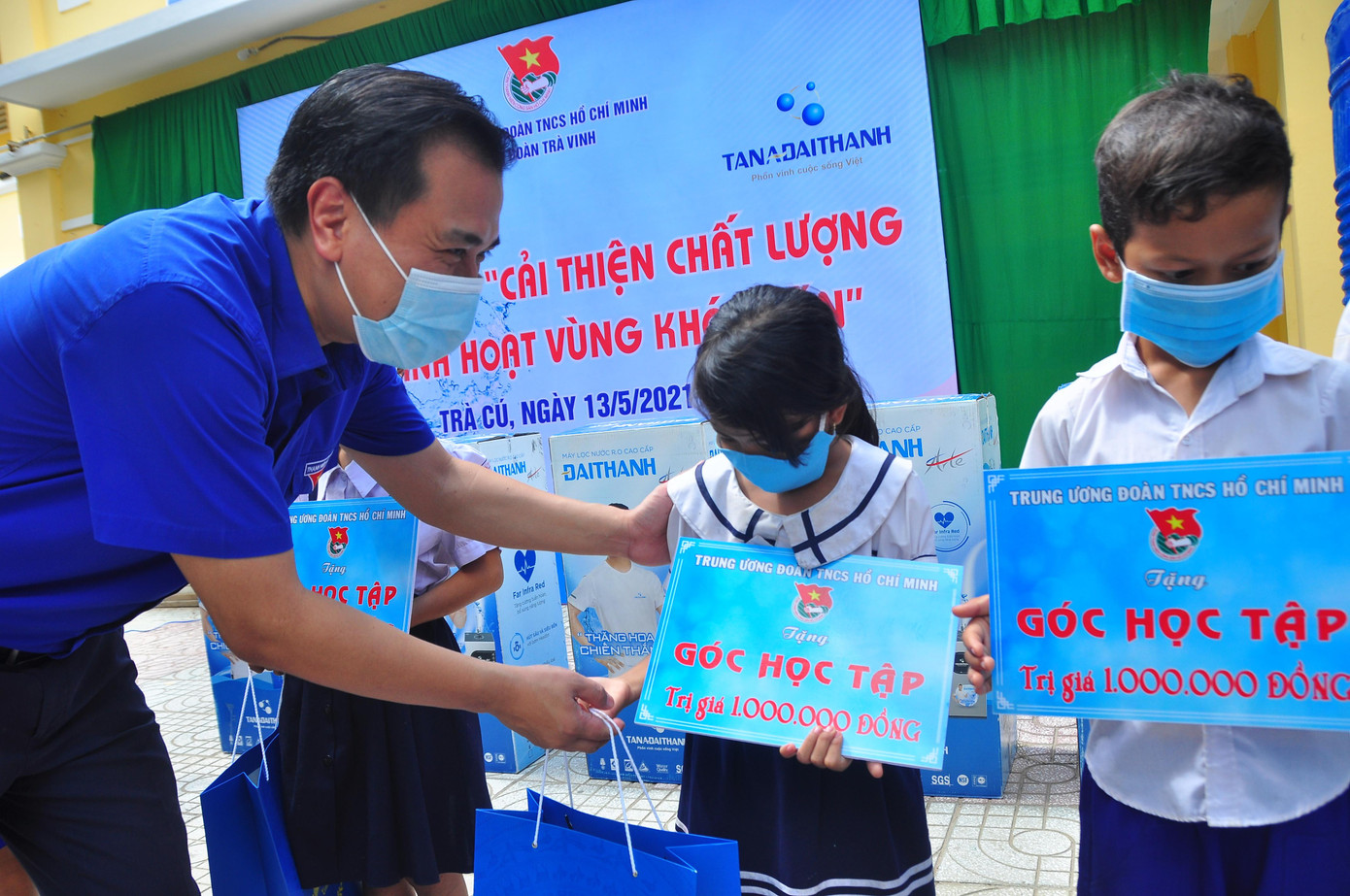 Anh Nguyễn Hải Minh tặng góc học tập cho học sinh Anh Nguyễn Hải Minh tặng góc học tập cho học sinh