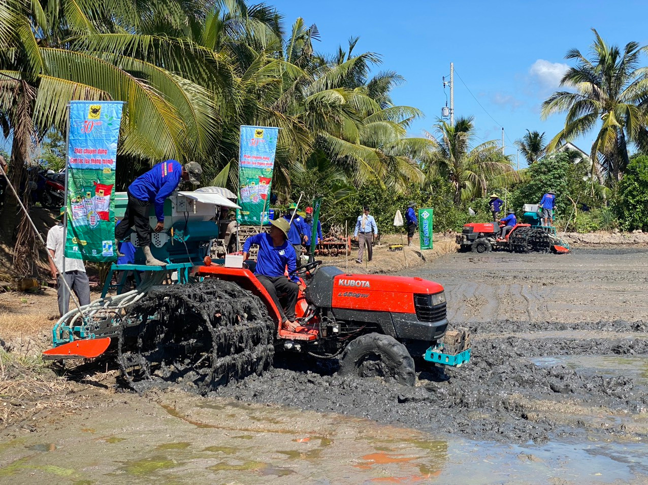 Xuống giống bằng cơ giới hóa tại Đồng Tháp.