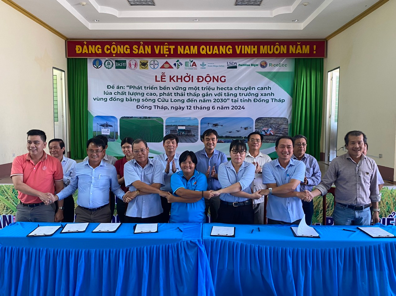 Ký kết thỏa thuận hợp tác liên kết sản xuất tiêu thụ giữa Hợp tác xã Dịch vụ Nông nghiệp Thắng Lợi và các đơn vị cung cấp dịch vụ.