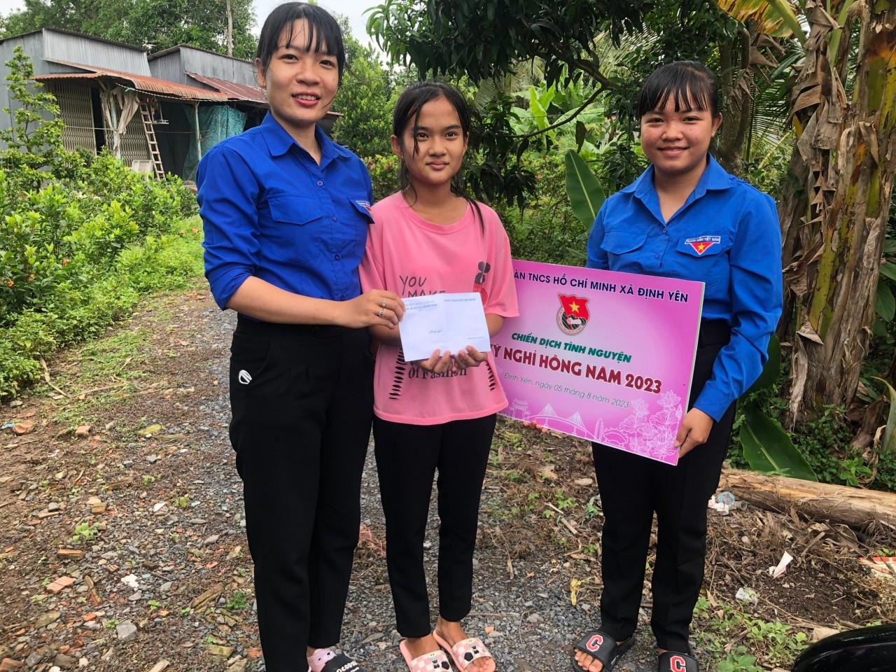 Xã đoàn Định Yên (Lấp Vò) tặng quà cho học sinh khó khăn. Xã đoàn Định Yên (Lấp Vò) tặng quà cho học sinh khó khăn.