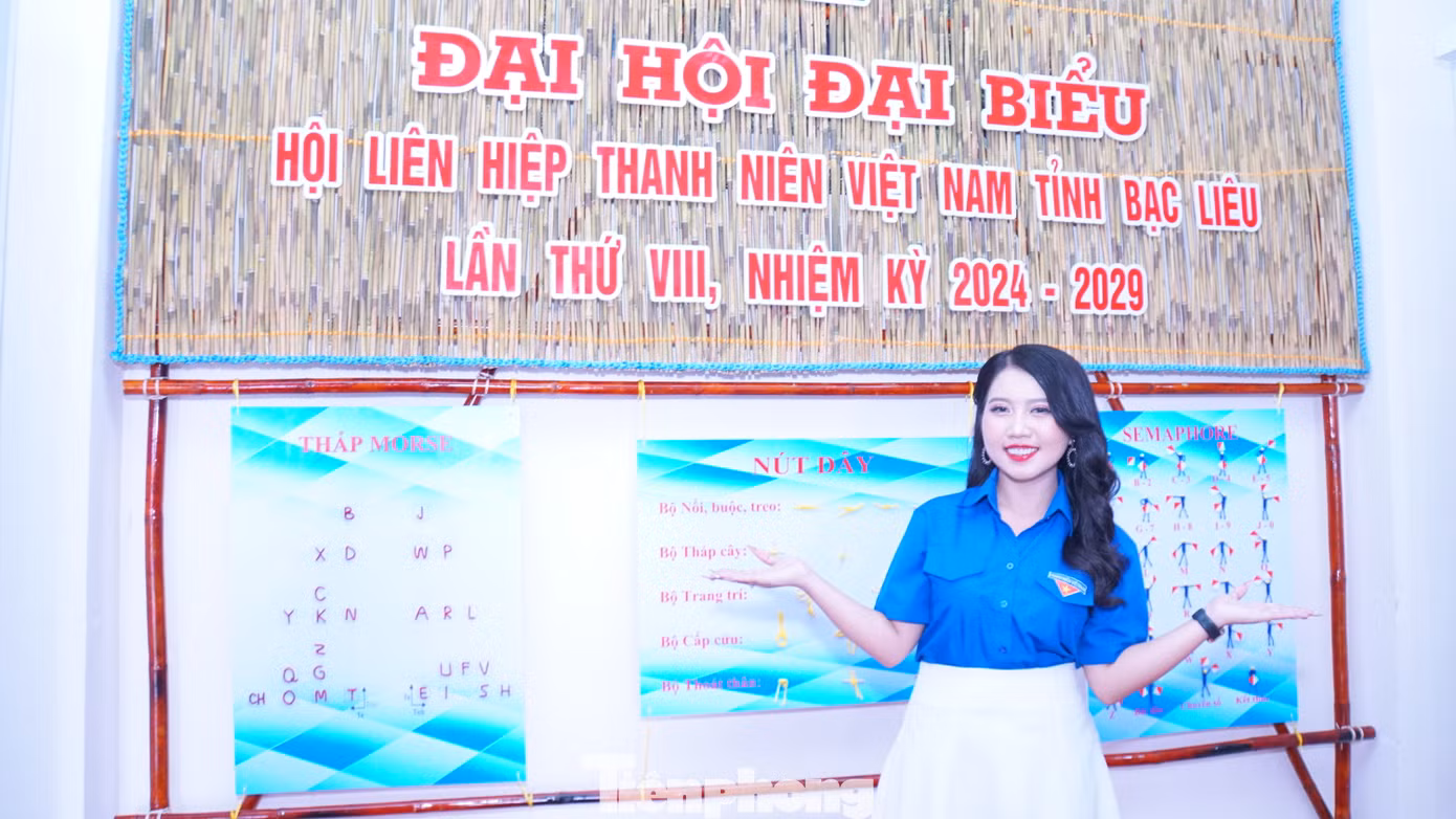 Đại biểu lưu lại kỷ niệm bên lề đại hội.