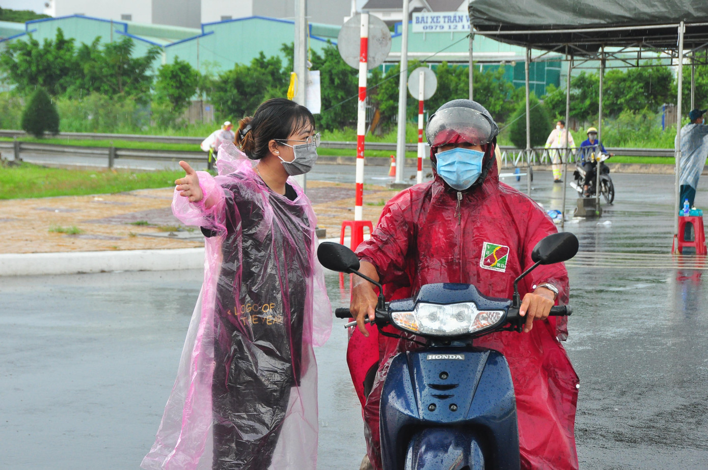 Bạn Nguyễn Thị Thúy Duy dáng người mảnh mai, nhanh nhẹn. Trong cơn mưa, cô nhiệt tình hướng dẫn người dân vào vị trí khai báo y tế. Thúy Duy tốt nghiệp ngành điều dưỡng trường Cao đẳng Y tế Cần Thơ vào đầu năm nay. Hiện tại, cô tham gia tình nguyện làm nhiệm vụ khai báo y tế, ngày trực 2 ca, từ 6 giờ sáng đến 12 giờ trưa và 18 giờ đến 0 giờ hôm sau. &quot;Tuy vất vả nhưng cảm thấy vui và tự hào với màu áo của mình. Hơn nữa, còn là dịp để cống hiến sức trẻ cho đất nước vì góp phần cho thành phố được an toàn trong đại dịch nguy hiểm này&quot;, Thúy Duy chia sẻ.