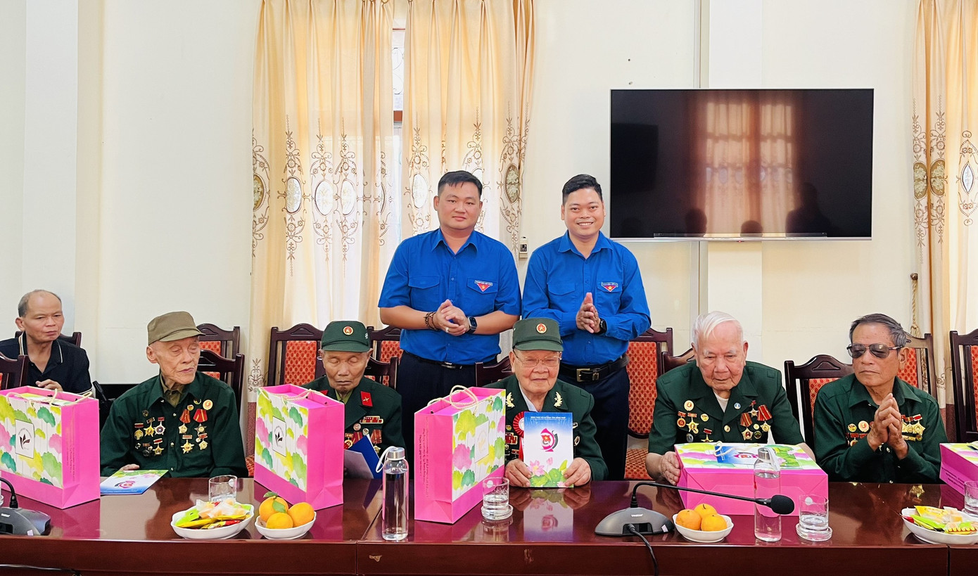 Anh Lê Hoàng Quyết - Phó Bí thư Tỉnh Đoàn Đồng Tháp (áo xanh bên phải) tặng quà các cựu chiến sĩ Điện Biên.