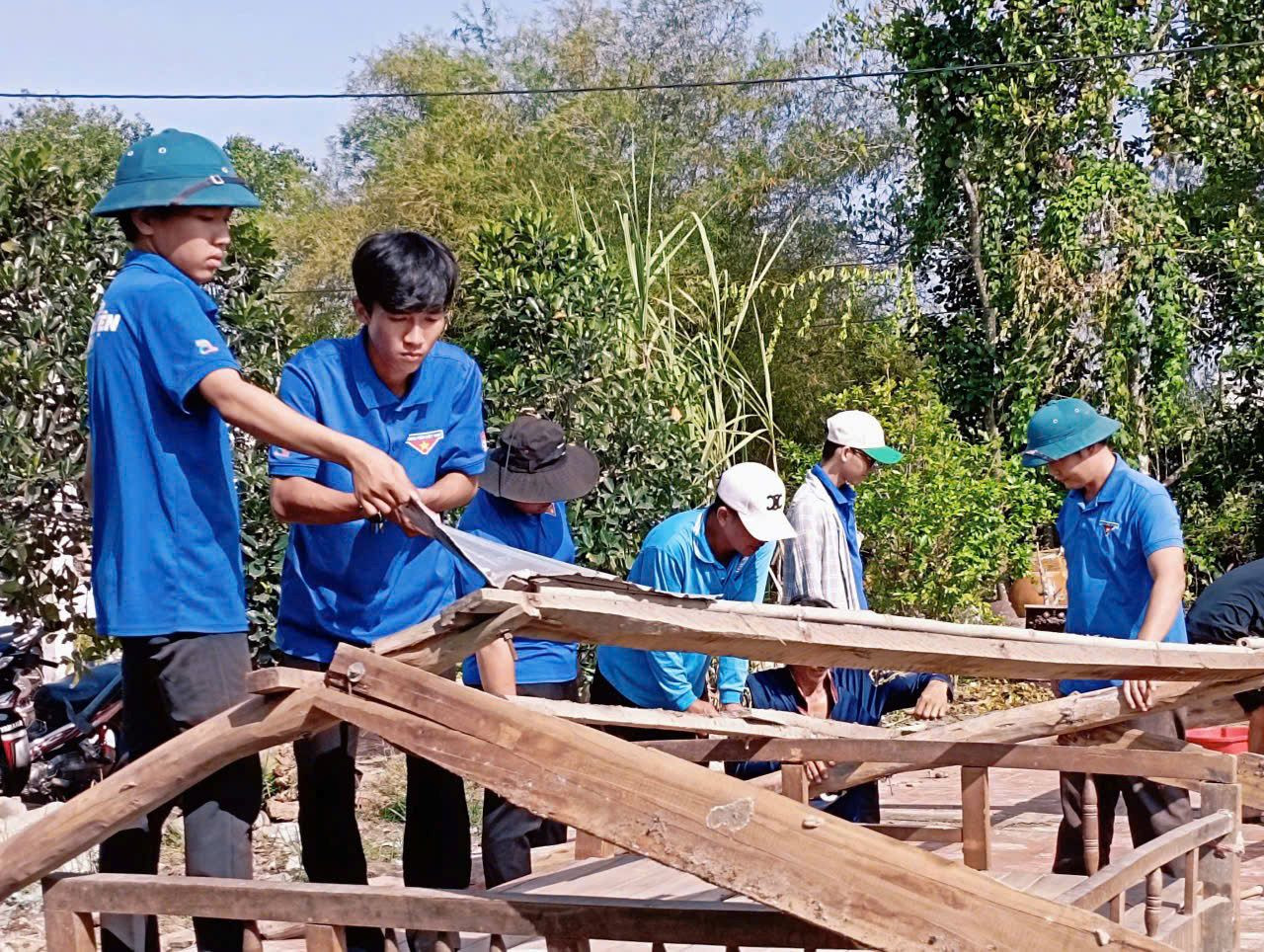 Đoàn viên thanh niên Đồng Tháp sửa nhà giúp người dân.