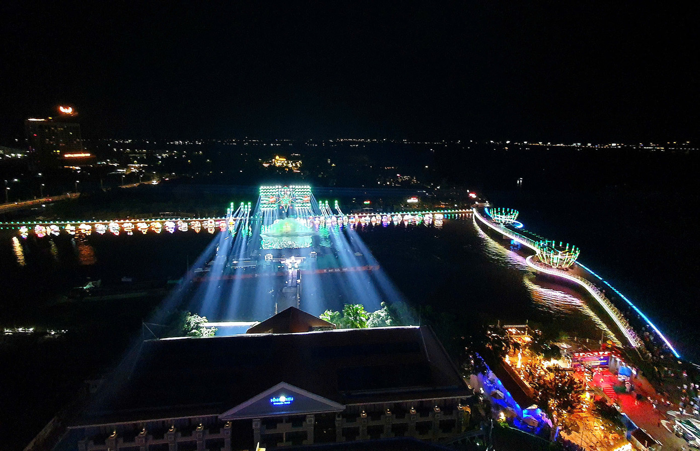 Mãn nhãn với màn nhạc nước trên sông. Mãn nhãn với màn nhạc nước trên sông.