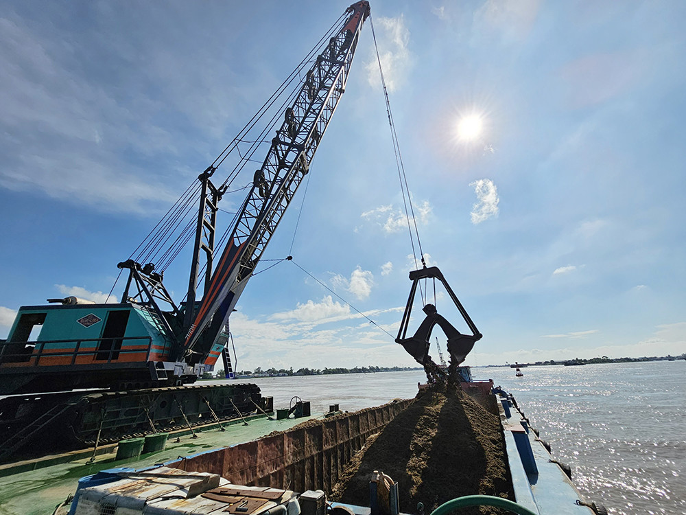 Khai thác cát trên sông Hậu. Ảnh: báo An Giang.