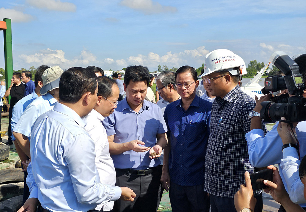 Bộ trưởng Bộ TN&amp;MT Đặng Quốc Khánh khảo sát thực địa mỏ cát trên sông Hậu thuộc địa bàn TP Châu Đốc vào sáng 11/10. Ảnh: Báo An Giang.