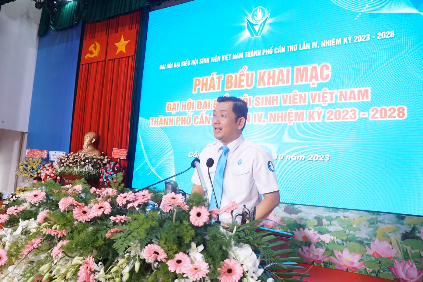 Anh Lâm Văn Tân - Phó Bí thư Thành Đoàn, Chủ tịch Hội Sinh viên thành phố Cần Thơ phát biểu khai mạc đại hội. Ảnh: TĐ CT