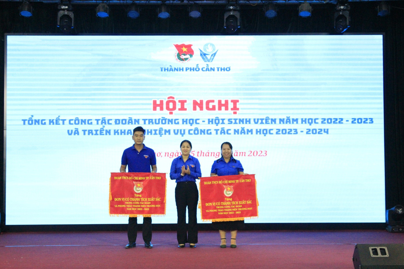 Chị Lư Thị Ngọc Anh - Bí thư Thành Đoàn Cần Thơ tặng cờ thi đua cho đơn vị xuất sắc trong công tác Hội và phong trào sinh viên năm học 2022 - 2023. Chị Lư Thị Ngọc Anh - Bí thư Thành Đoàn Cần Thơ tặng cờ thi đua cho đơn vị xuất sắc trong công tác Hội và phong trào sinh viên năm học 2022 - 2023.