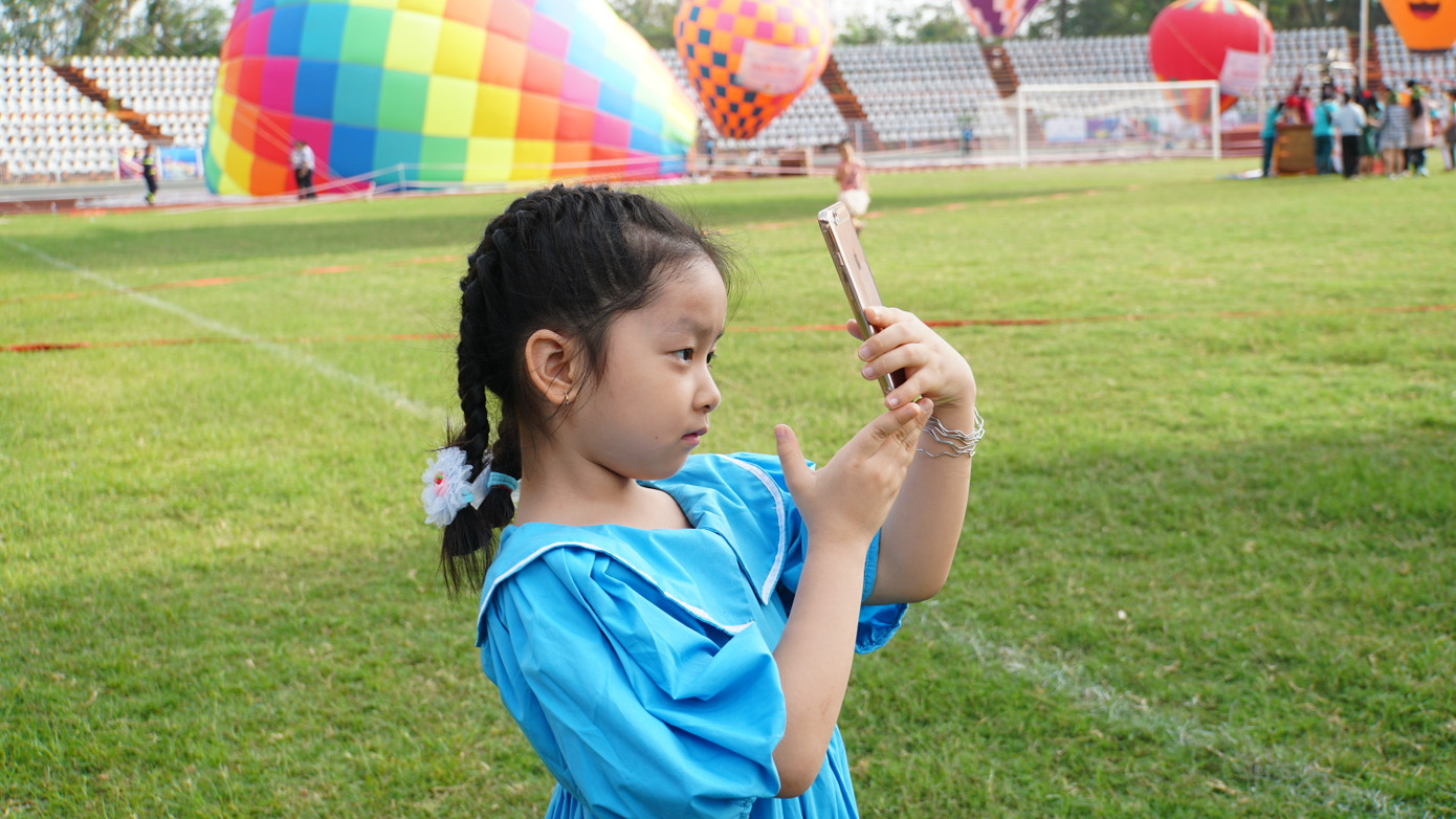 Trẻ em chụp ảnh khinh khí cầu. Ảnh: An Bình.