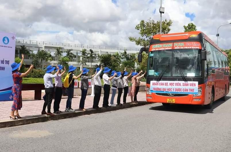 Thầy cô vẫy tay chào đoàn lên đường làm nhiệm vụ