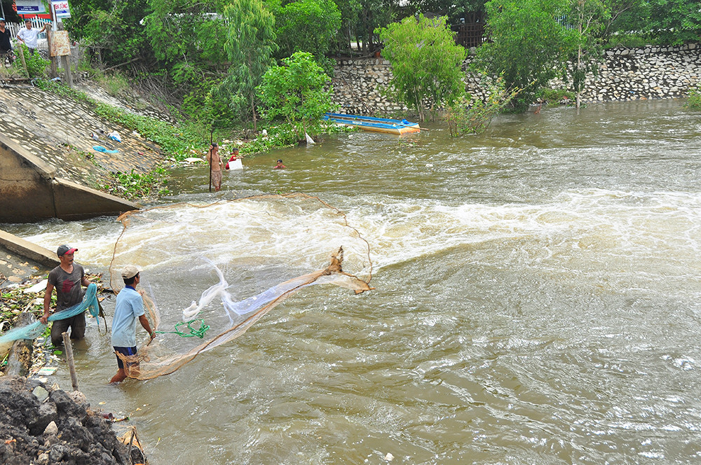 Người dân đánh bắt cá tại khu vực đập Trà Sư. Ảnh: Hòa Hội Người dân đánh bắt cá tại khu vực đập Trà Sư. Ảnh: Hòa Hội