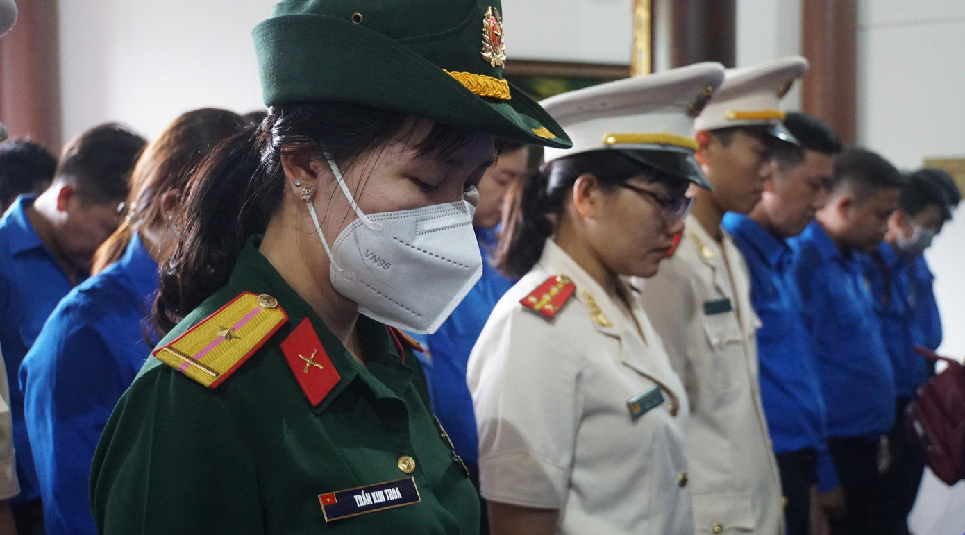 Các đại biểu mặc niệm tưởng nhớ cụ Nguyễn Sinh Sắc.