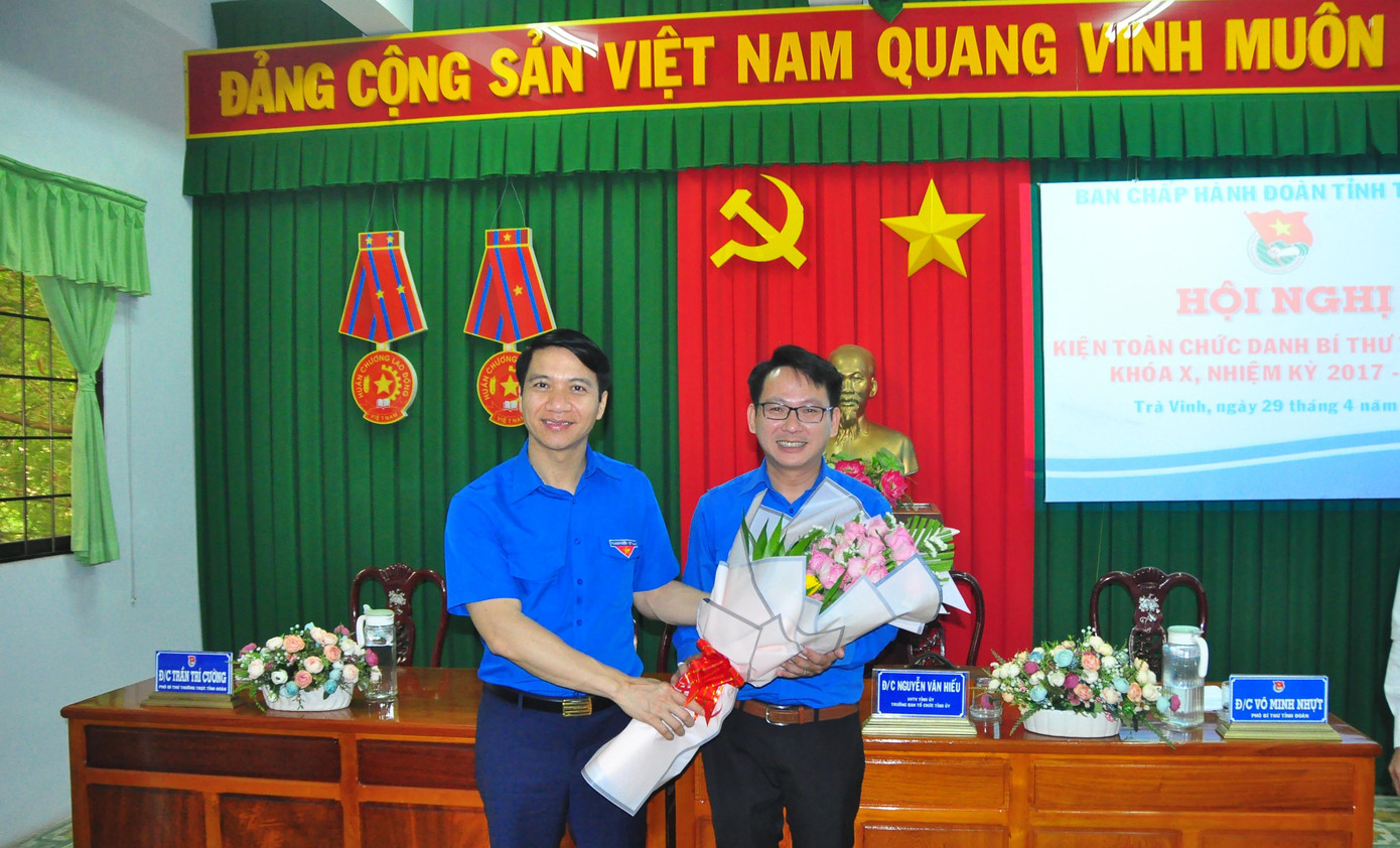 Bí thư Trung ương Đoàn Nguyễn Ngọc Lương tặng hoa chúc mừng tân Bí thư Tỉnh đoàn Trà Vinh Trần Trí Cường. - Ảnh: Hòa Hội Bí thư Trung ương Đoàn Nguyễn Ngọc Lương tặng hoa chúc mừng tân Bí thư Tỉnh đoàn Trà Vinh Trần Trí Cường. - Ảnh: Hòa Hội