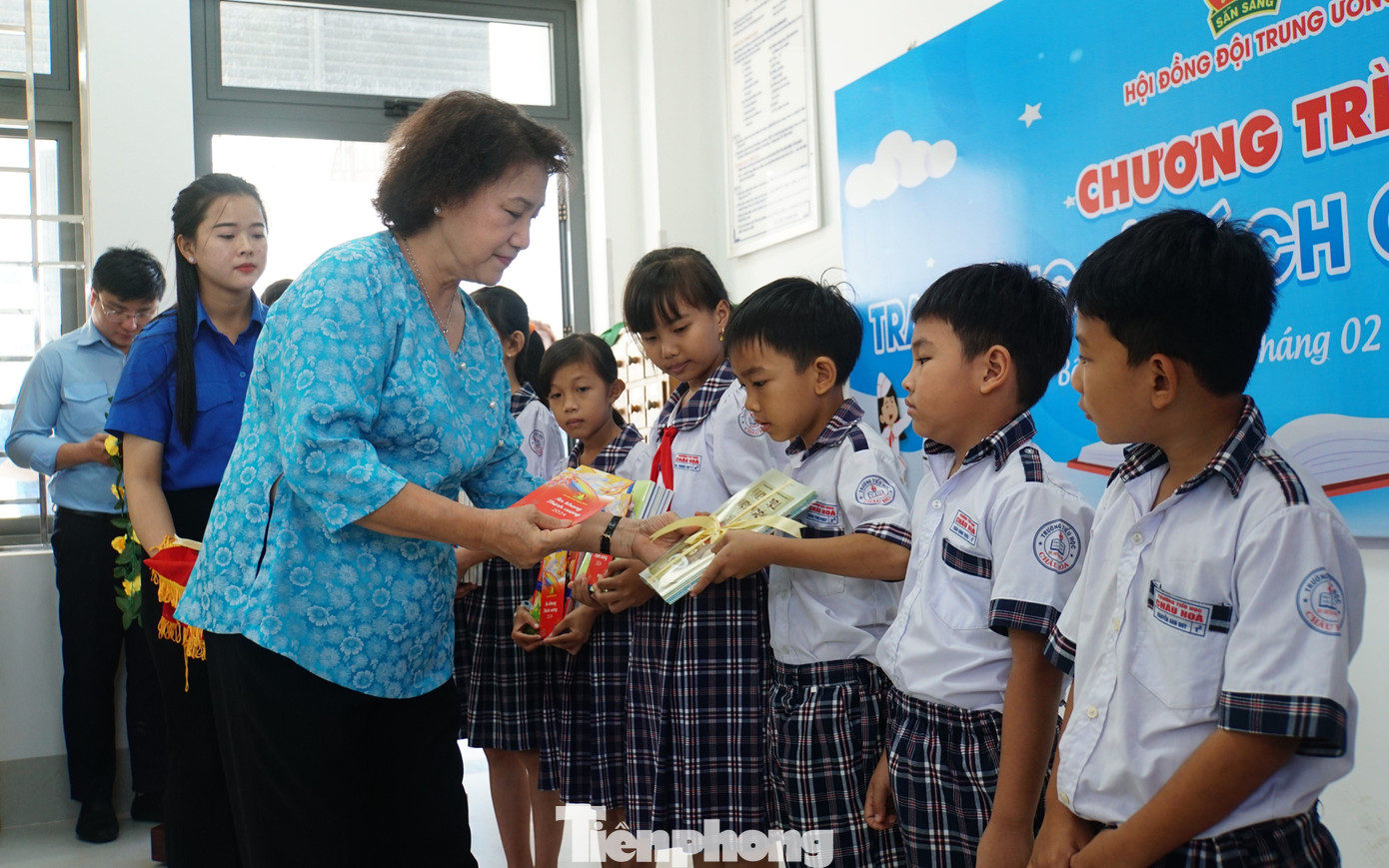 Nguyên Chủ tịch Quốc hội Nguyễn Thị Kim Ngân tặng quà cho học sinh Bến Tre.