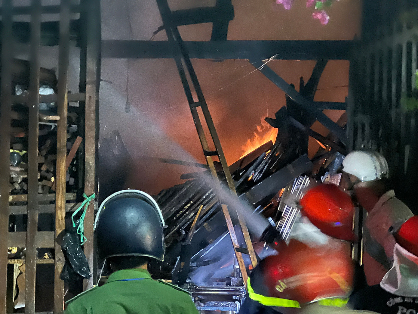 Lực lượng chức năng chữa cháy.