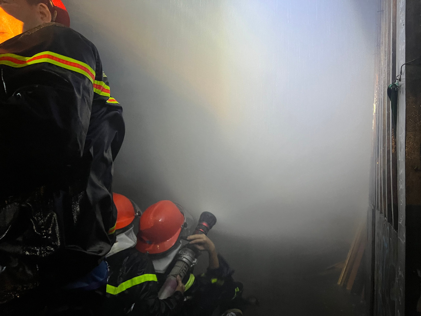 Lực lượng chức năng dập đám cháy