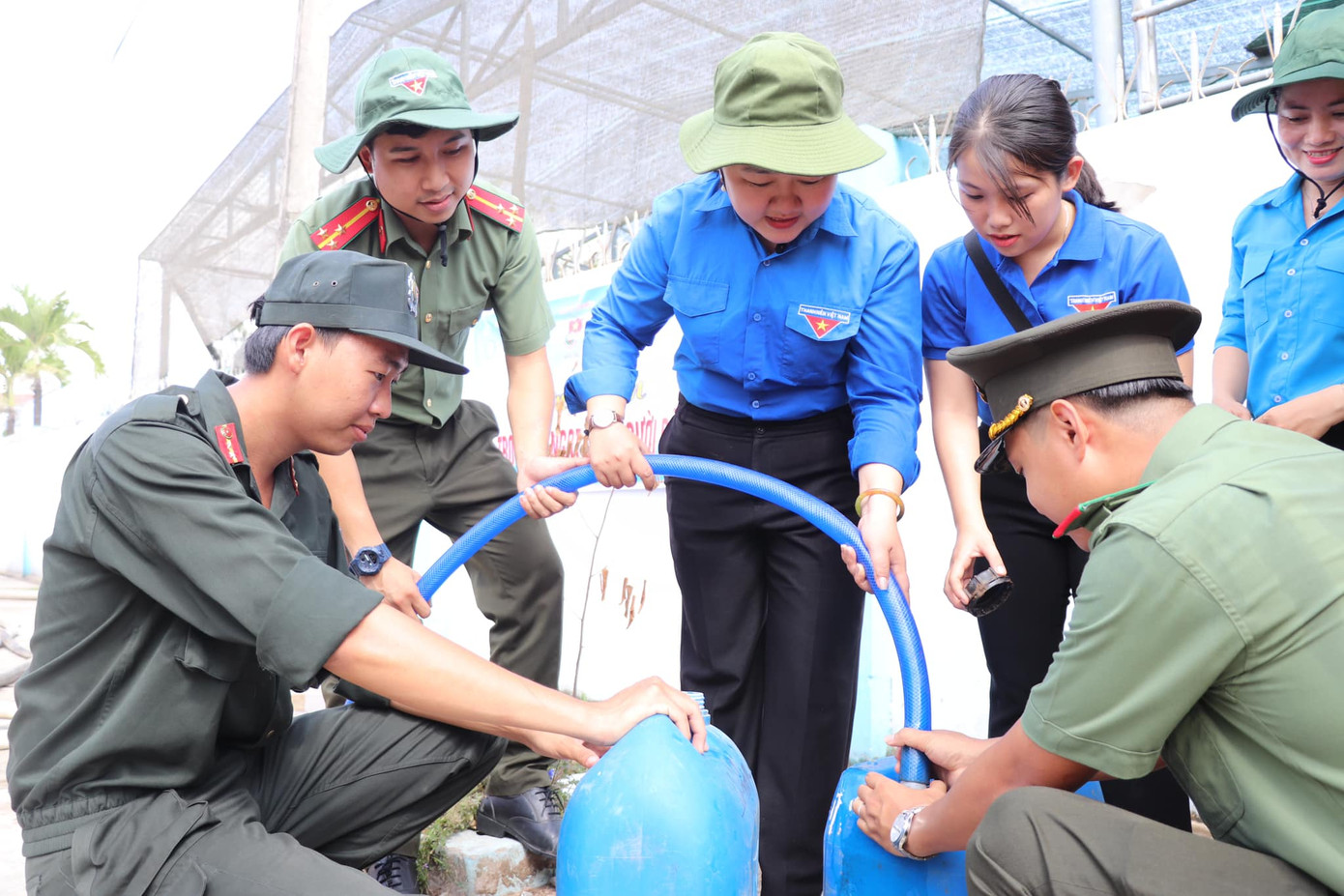 Sáng 17/4, Ban Thường vụ Tỉnh Đoàn Bến Tre phối hợp Công ty Cổ phần cấp thoát nước Bến Tre, Huyện đoàn Giồng Trôm và Ban Thanh niên Công an tỉnh cùng với sự đồng hành của Trường Đại học Công nghệ TPHCM tổ chức chương trình trao tặng nước ngọt cho người dân trên địa bàn huyện Giồng Trôm.