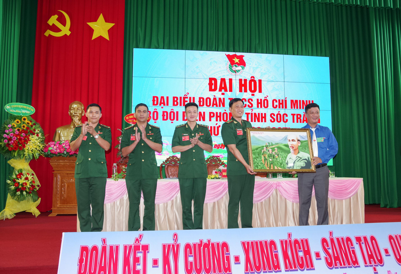 Lãnh đạo Tỉnh Đoàn Sóc Trăng tặng bức tranh "Bác đang cùng chúng cháu hành quân" chúc mừng Đại hội đại biểu đoàn Thanh niên Cộng sản Hồ Chí Minh BĐBP Sóc Trăng lần thứ VI, giai đoạn 2022- 2027.
