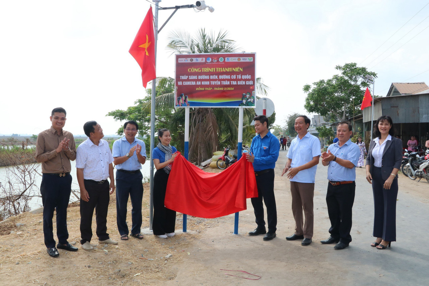 Khánh thành công trình thắp sáng đường quê tại huyện biên giới Tân Hồng. Ảnh: TĐ ĐT