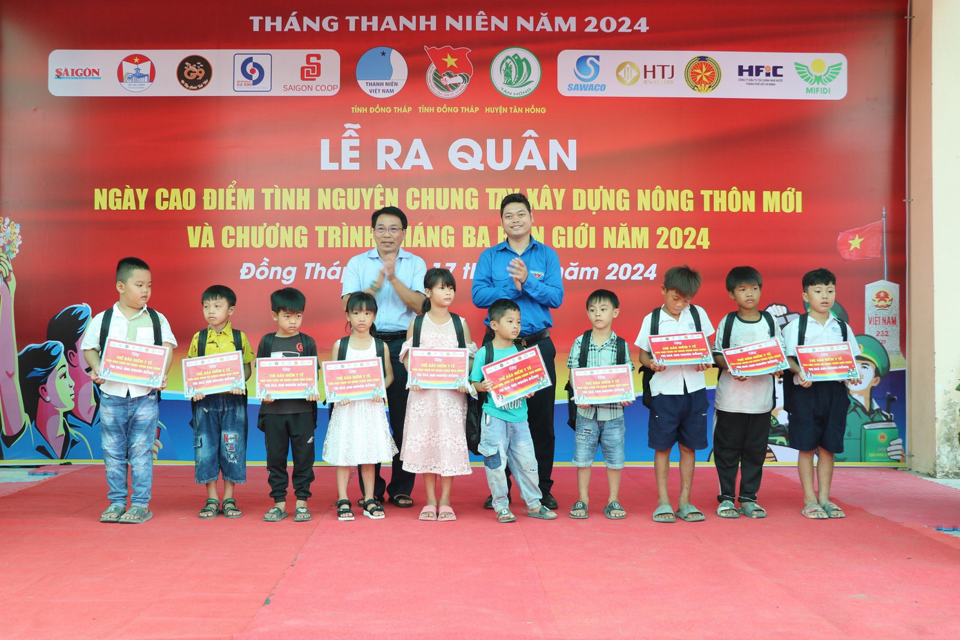 Tỉnh đoàn Đồng Tháp tặng quà cho học sinh khó khăn tại huyện biên giới Tân Hồng.