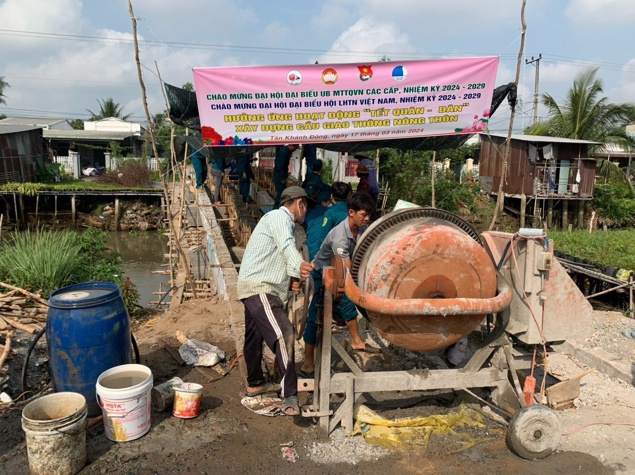 Đàon viên thanh niên cùng người dân làm cầu nông thôn tại xã Tân Khánh Đông, TP. Sa Đéc.