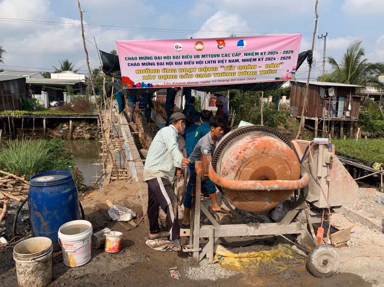 Đàon viên thanh niên cùng người dân làm cầu nông thôn tại xã Tân Khánh Đông, TP. Sa Đéc.