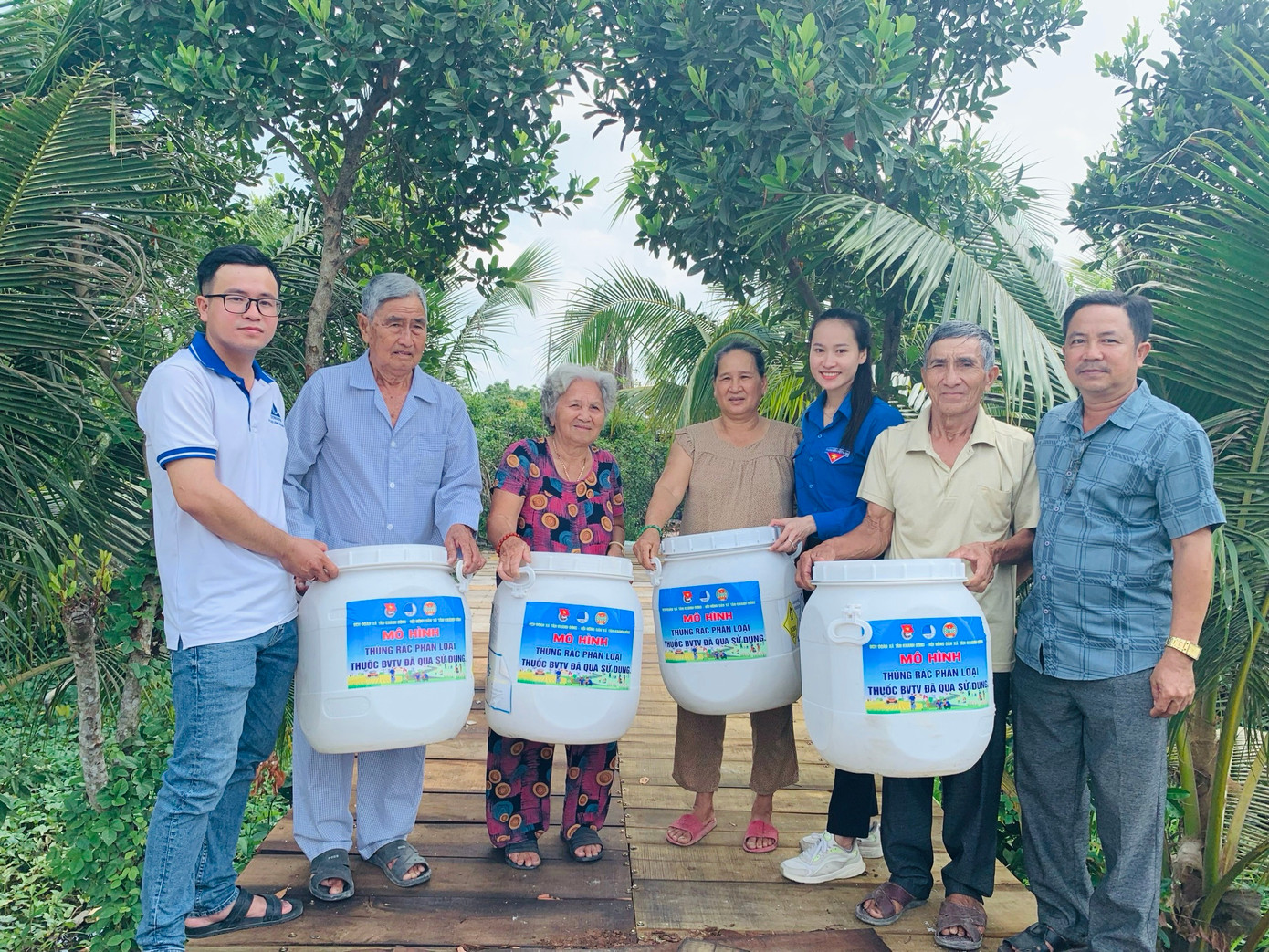 Trao tặng thùng rác phân loại thuốc bảo vệ thực vật đã qua sử dụng cho người dân.