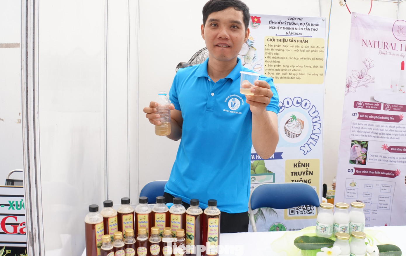 Thanh niên giới thiệu sản phẩm mật ong. Thanh niên giới thiệu sản phẩm mật ong.