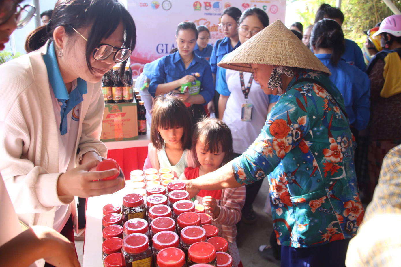 Đoàn phường Cái Khế (Ninh Kiều) hỗ trợ quà Tết cho bà con. Đoàn phường Cái Khế (Ninh Kiều) hỗ trợ quà Tết cho bà con.