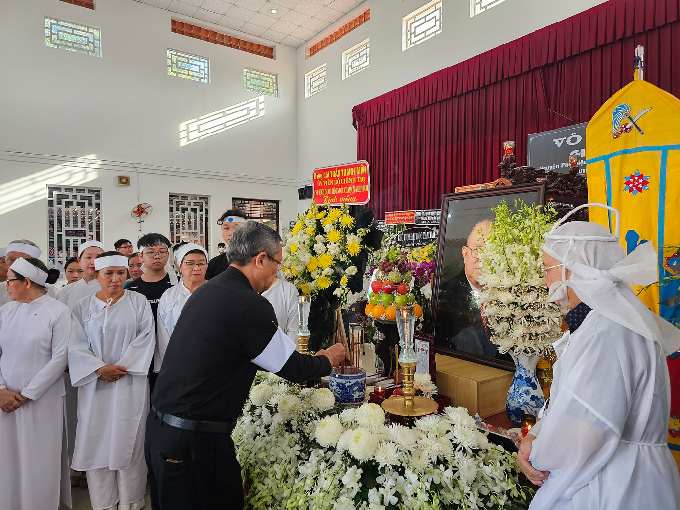 Ông Lê Văn Nưng - Phó Bí thư thường trực Tỉnh ủy, Chủ tịch HĐND tỉnh An Giang viếng GS Võ Tòng Xuân. Ảnh: Hòa Hội Ông Lê Văn Nưng - Phó Bí thư thường trực Tỉnh ủy, Chủ tịch HĐND tỉnh An Giang viếng GS Võ Tòng Xuân. Ảnh: Hòa Hội