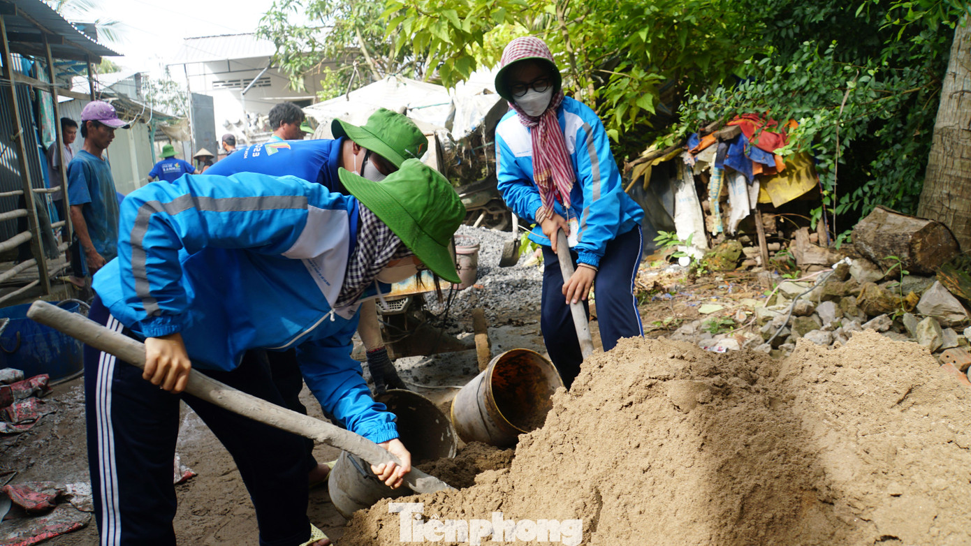 Các bạn trẻ không ngại nắng mưa, vất vả làm nên những con đường sạch đẹp giúp bà con đi lại dễ dàng. Ảnh: Hòa Hội