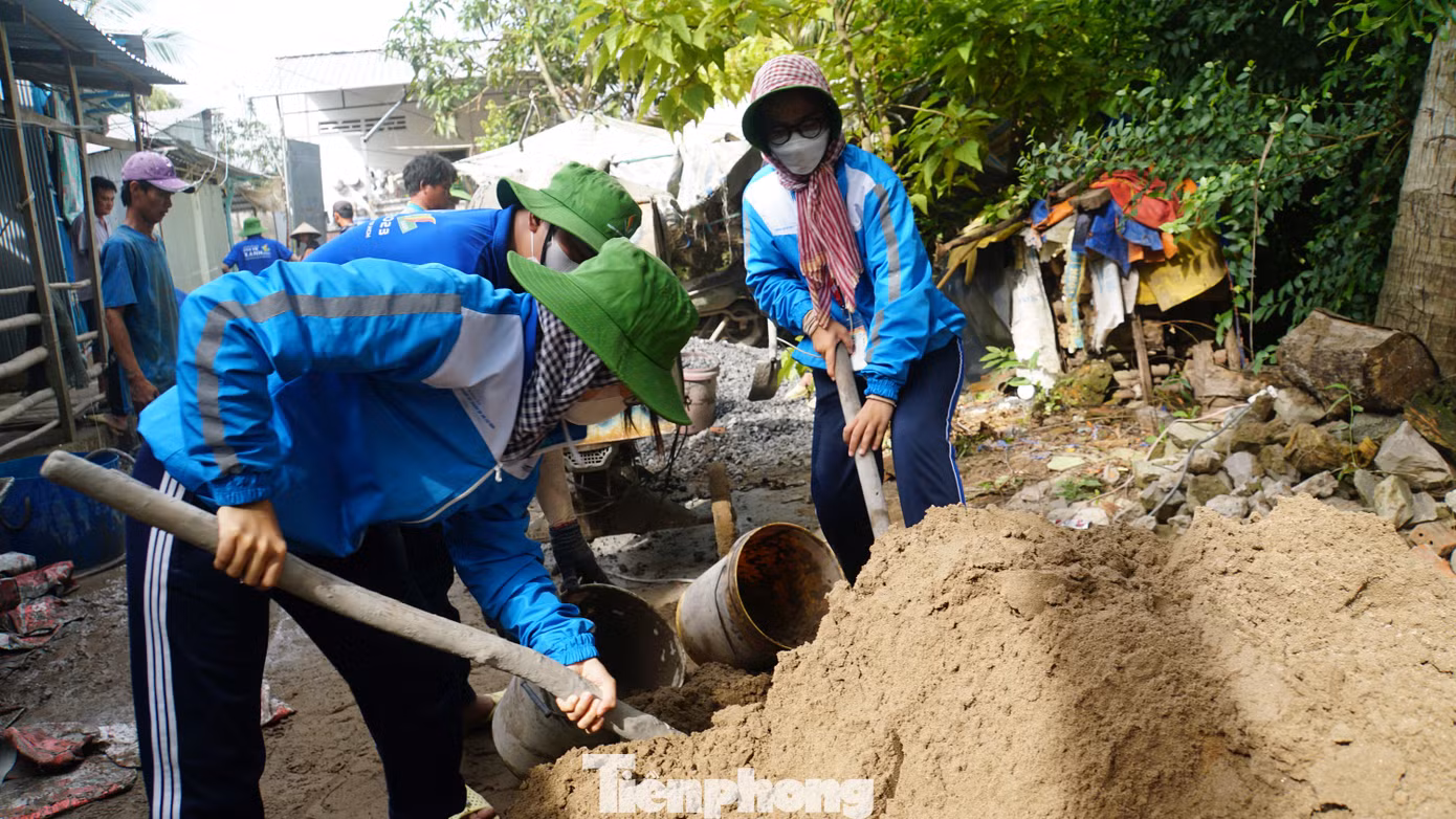 Các bạn trẻ không ngại nắng mưa, vất vả làm nên những con đường sạch đẹp giúp bà con đi lại dễ dàng. Ảnh: Hòa Hội