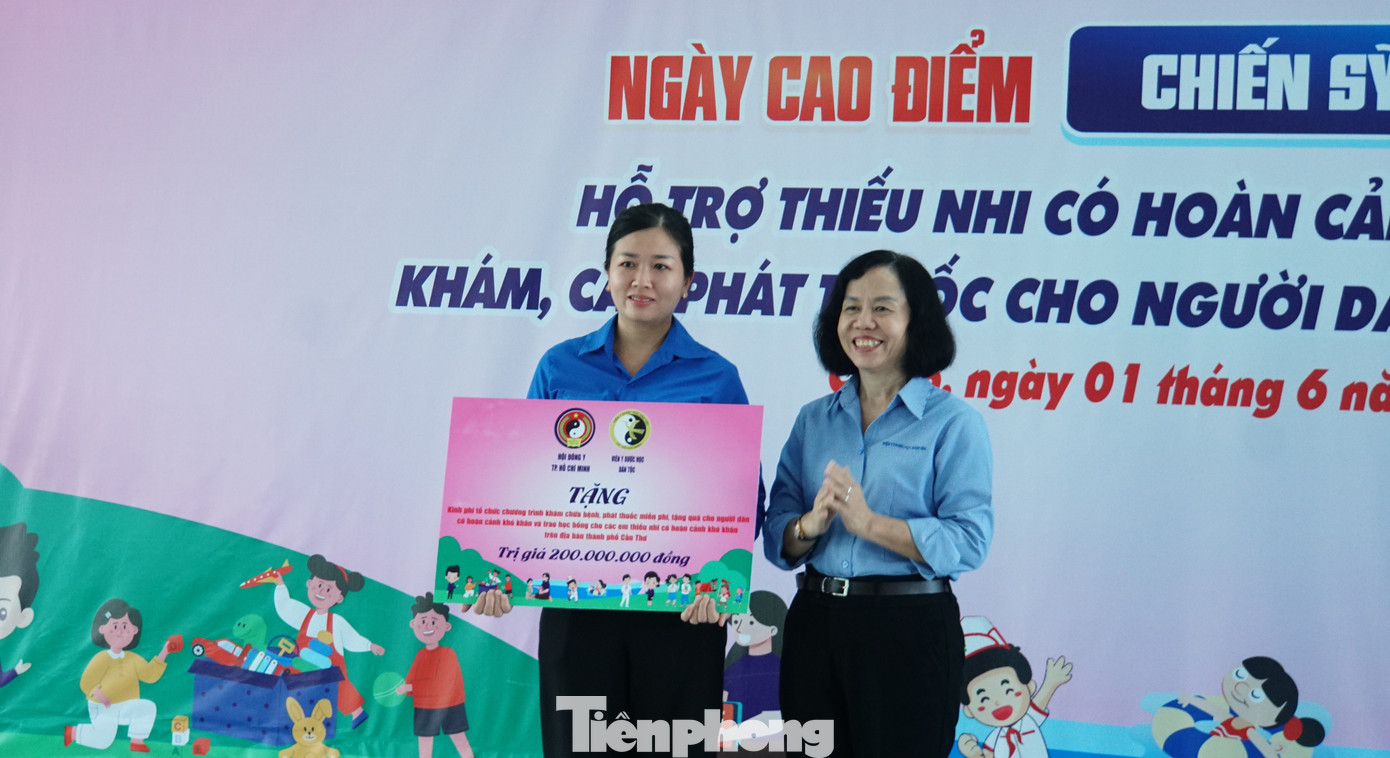 Tại chương trình, Ban tổ chức trao tặng quà cho người dân; trao học bổng cho các em thiếu nhi có hoàn cảnh khó khăn. Đồng thời, khám bệnh và cấp phát thuốc miễn phí cho 900 người dân, thiếu nhi tại xã Thới Xuân, huyện Cờ Đỏ và bà con huyện Vĩnh Thạnh, TP. Cần Thơ. Ảnh: Hòa Hội