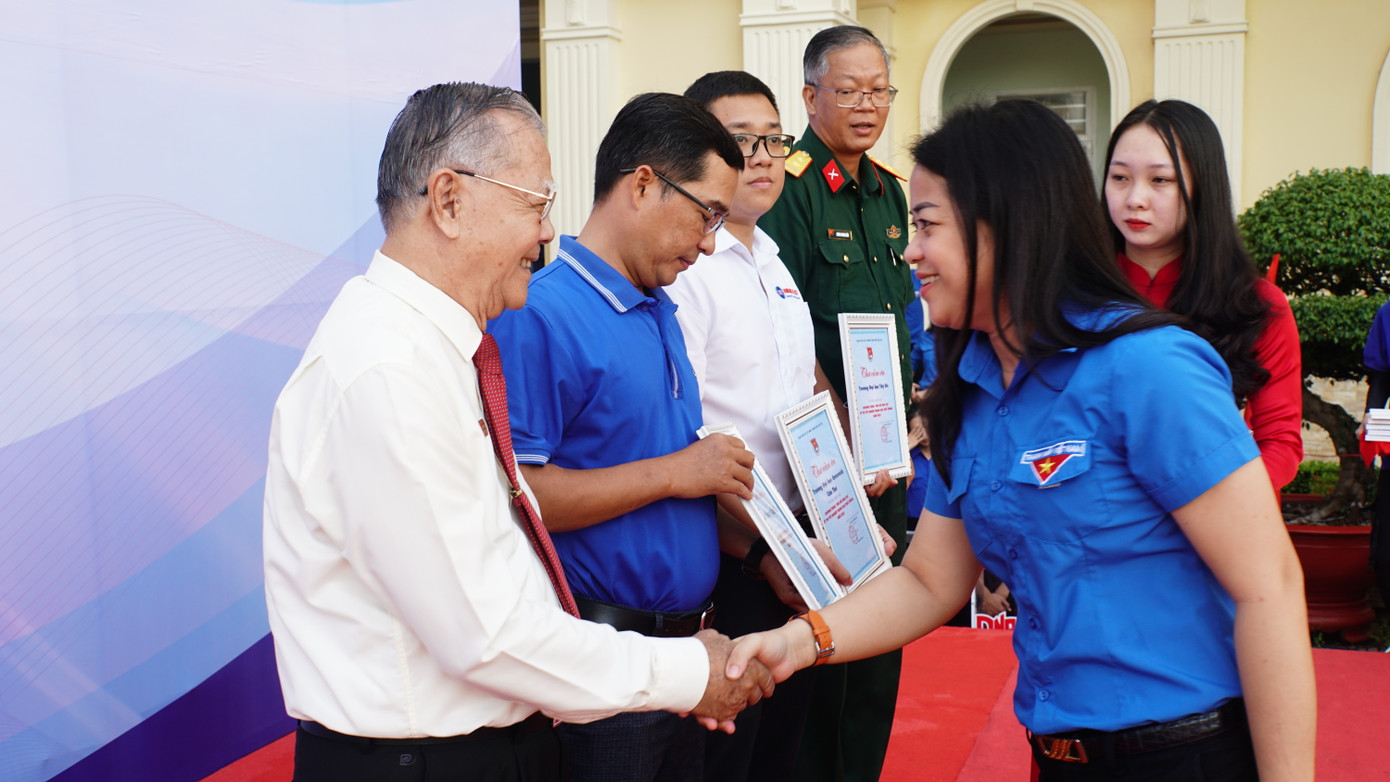 Chị Lư Thị Ngọc Anh, Bí thư Thành Đoàn Cần Thơ cảm ơn các đơn vị đồng hành, hỗ trợ. Ảnh: Hòa Hội Chị Lư Thị Ngọc Anh, Bí thư Thành Đoàn Cần Thơ cảm ơn các đơn vị đồng hành, hỗ trợ. Ảnh: Hòa Hội