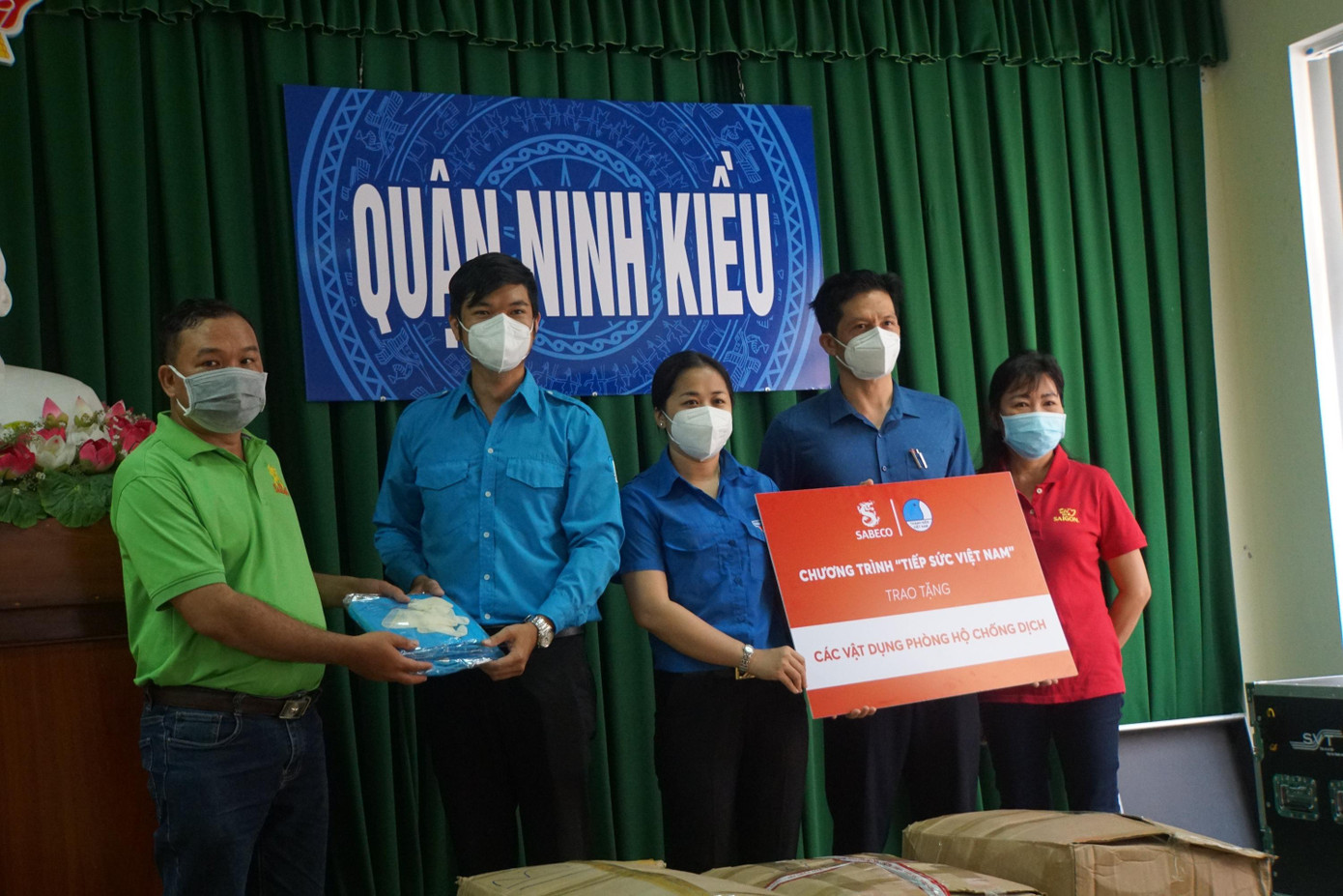 Chương trình 'Tiếp sức Việt Nam' trao tặng vật tư y tế cho UBND quận Ninh Kiều